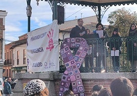 Felisa Gómez, leyendo el manifiesto del 25-N.