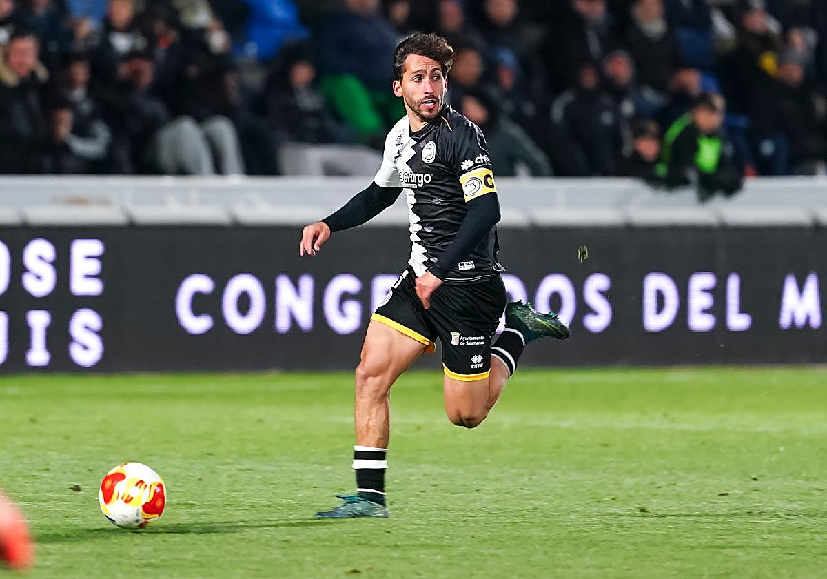 Álvaro Gómez, con el brazalete de capitán, en el choque contra el Real Madrid Castilla.