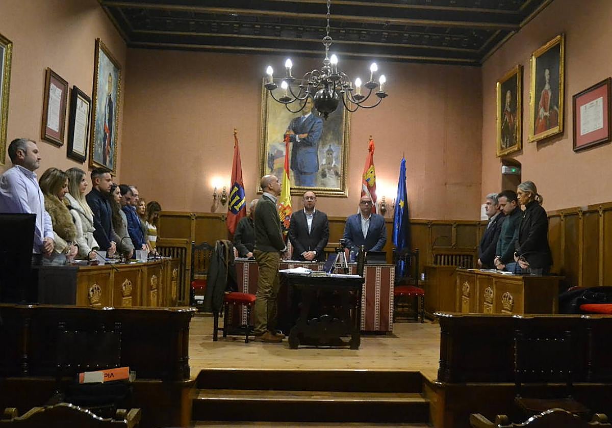 La Corporación Municipal guardó un minuto de silencio por las víctimas de la violencia de género.