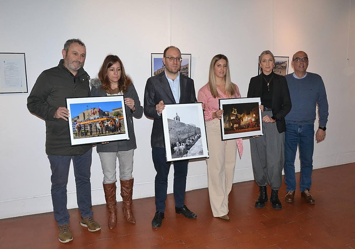 El jurado, con las fotografías seleccionadas.
