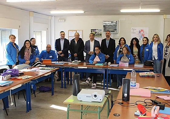 Los responsables institucionales visitaron a los alumnos y responsables de la AFE de Linares de Riofrío.