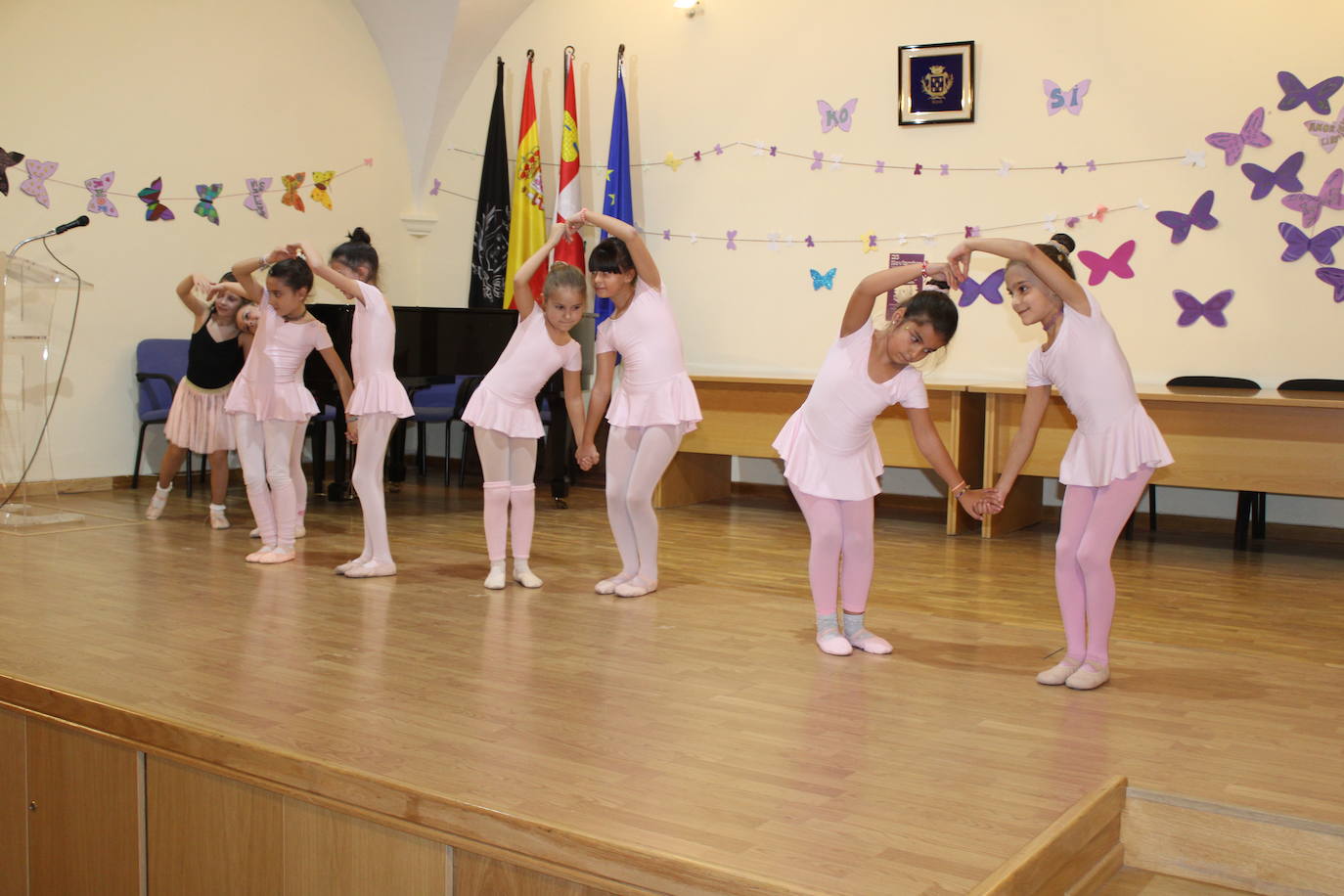 Flores, música y danza en Béjar por las víctimas de la violencia de género