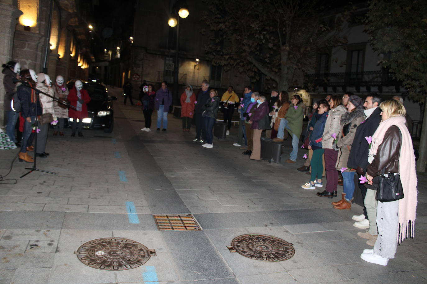 Flores, música y danza en Béjar por las víctimas de la violencia de género