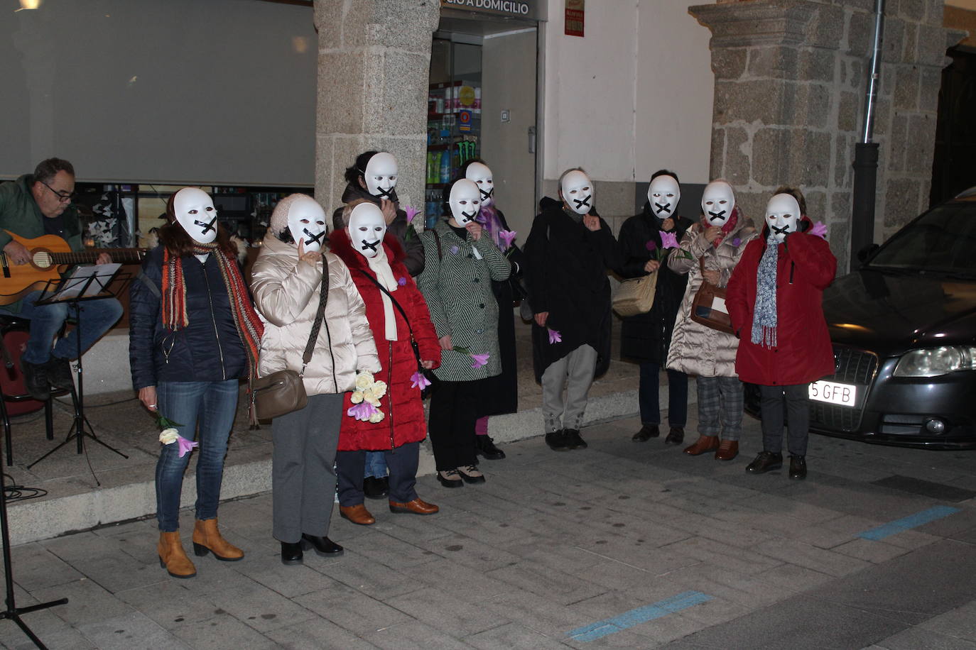 Flores, música y danza en Béjar por las víctimas de la violencia de género