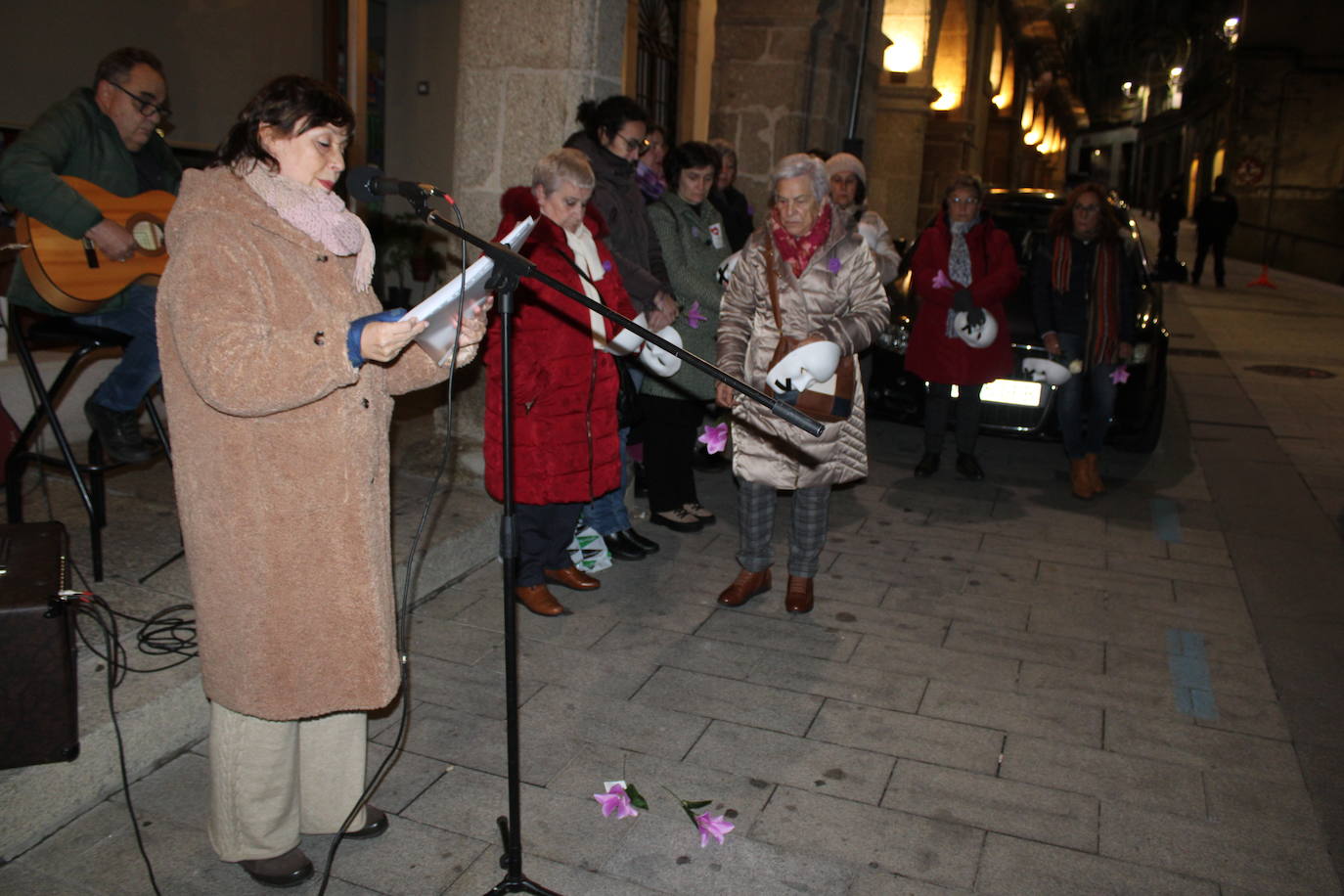 Flores, música y danza en Béjar por las víctimas de la violencia de género