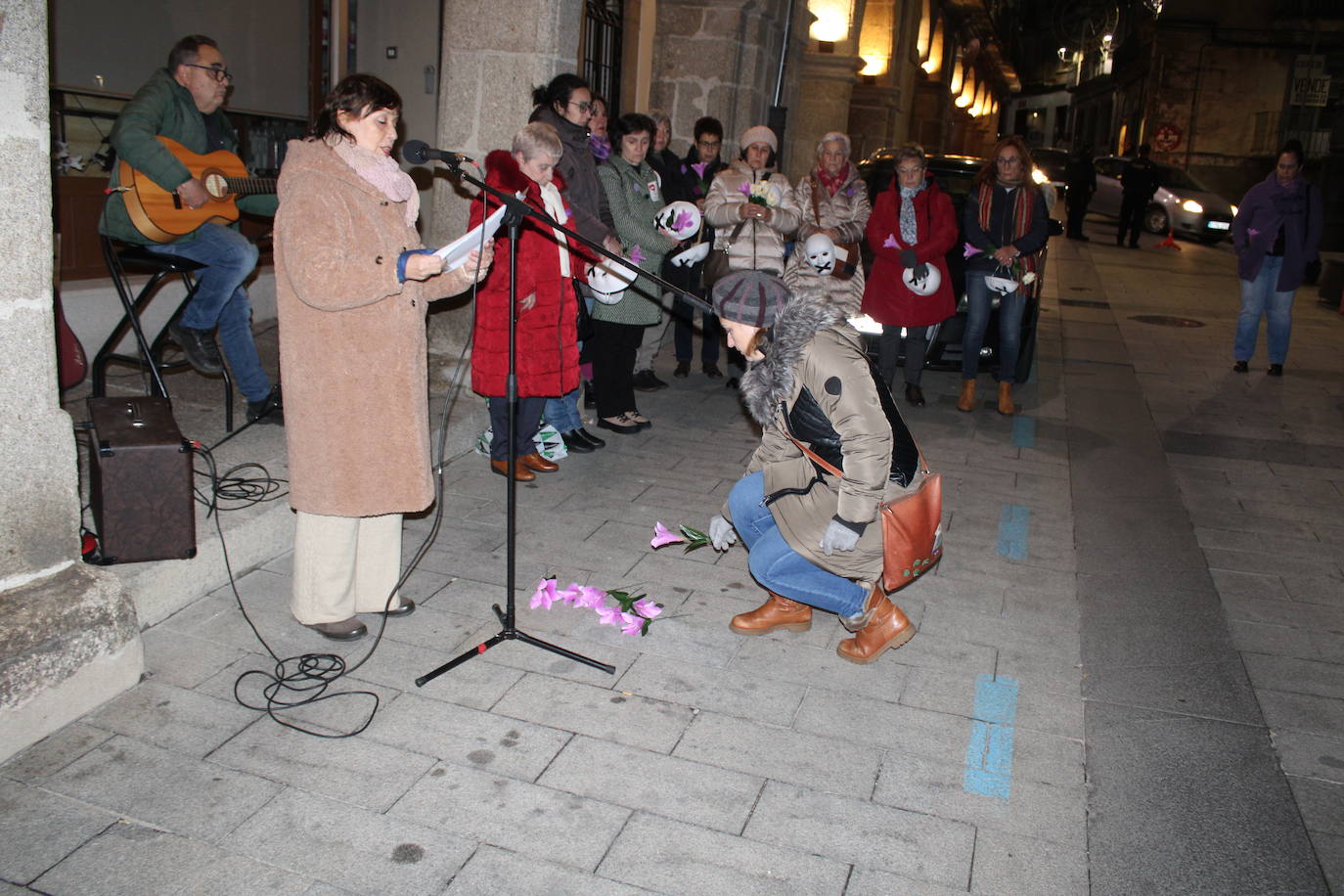 Flores, música y danza en Béjar por las víctimas de la violencia de género