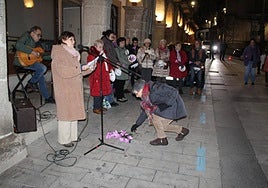 El público depositó flores en recuerdo de las asesinadas a lo largo del año en España.