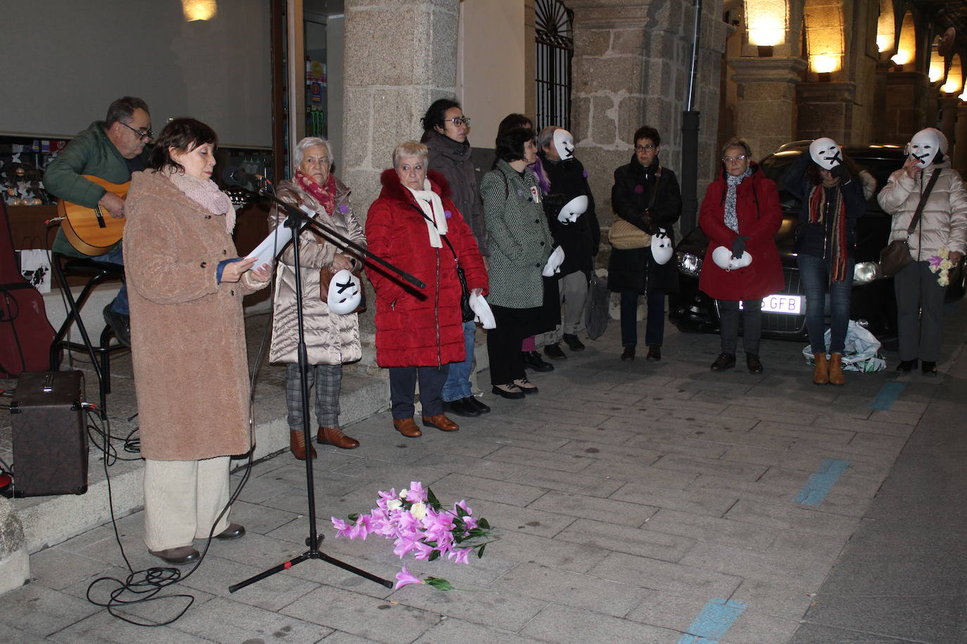 Flores, música y danza en Béjar por las víctimas de la violencia de género