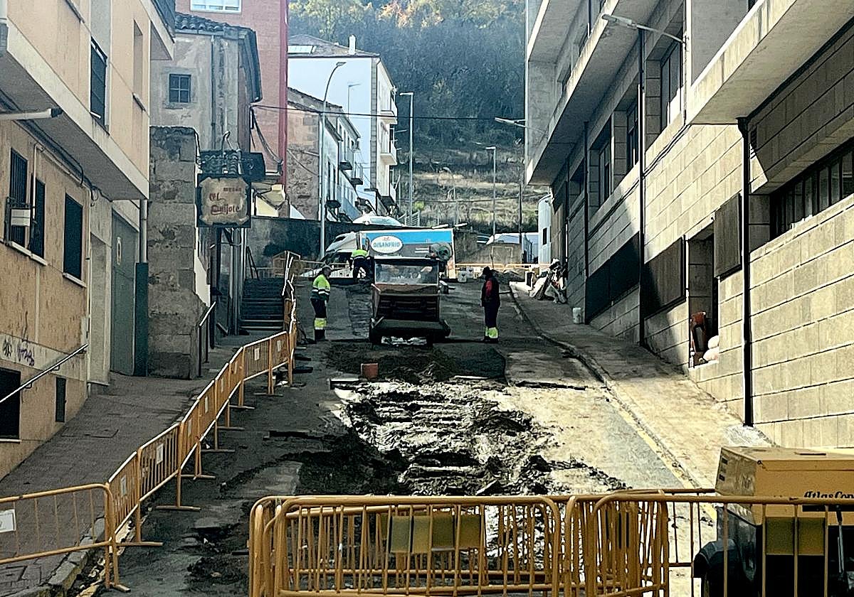 Obras que el Ayuntamiento está realizando en la Travesía de la Cruz para solventar los problemas.