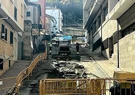 Obras que el Ayuntamiento está realizando en la Travesía de la Cruz para solventar los problemas.
