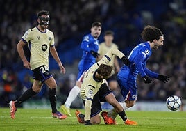 Fermín, intentando parar un contragolpe liderado por Marc Cucurella.