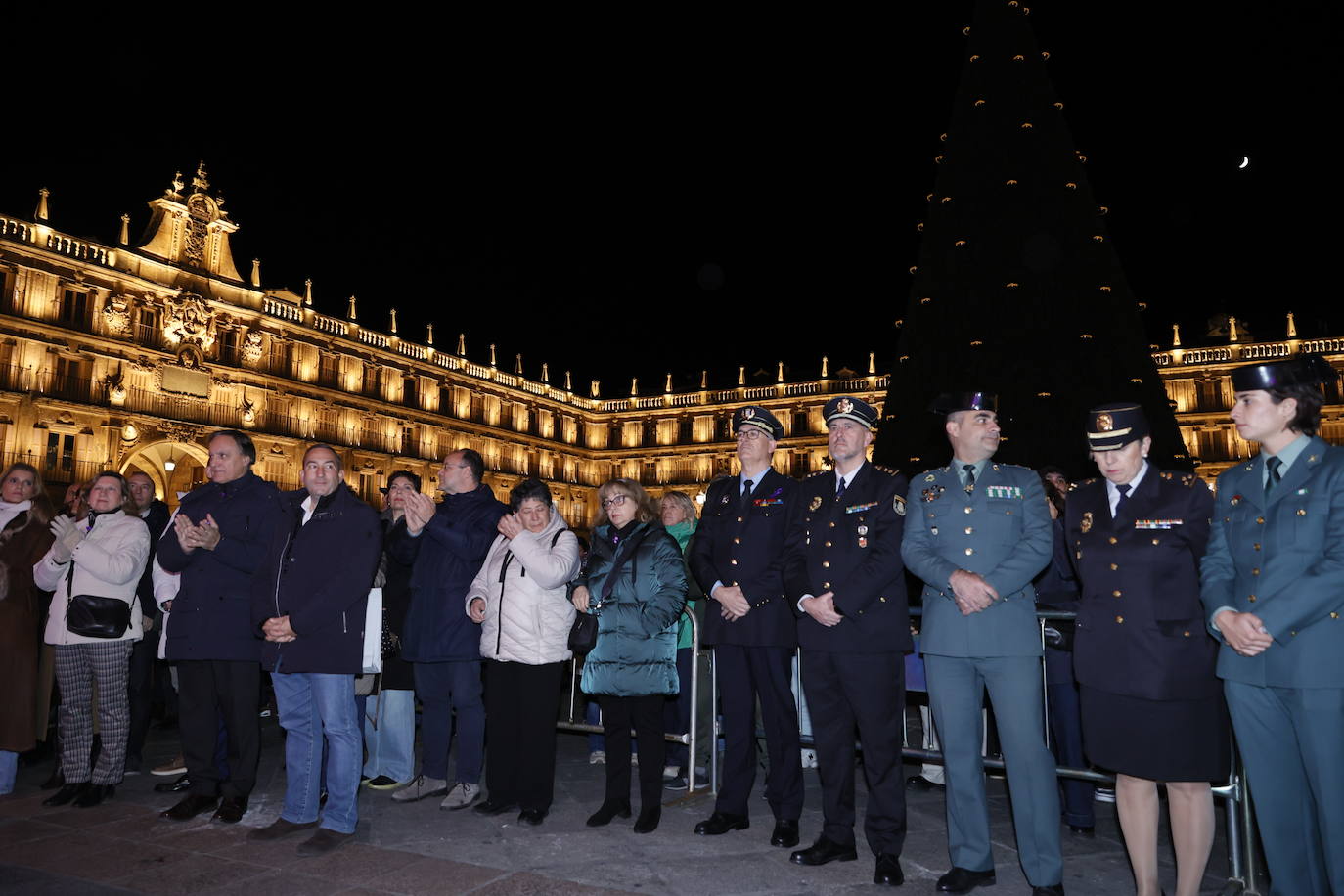 Algunas de las autoridades congregadas en el ágora, tras el minuto de silencio.