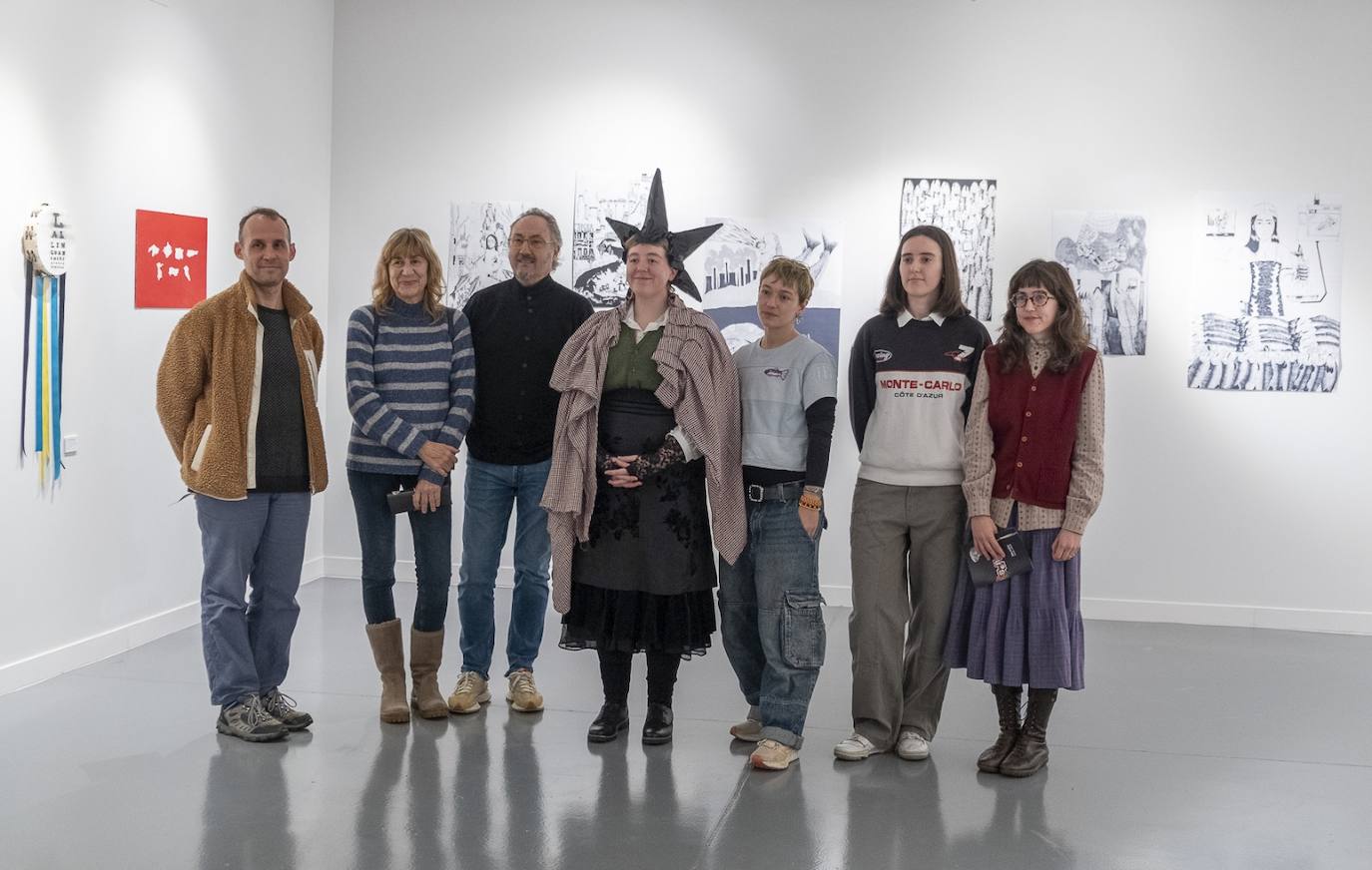 Los artistas Nico Brandhofer, Alicia Vila Fernández, Laura García Méndez y Rita Martínez, junto con docentes de Bellas Artes.
