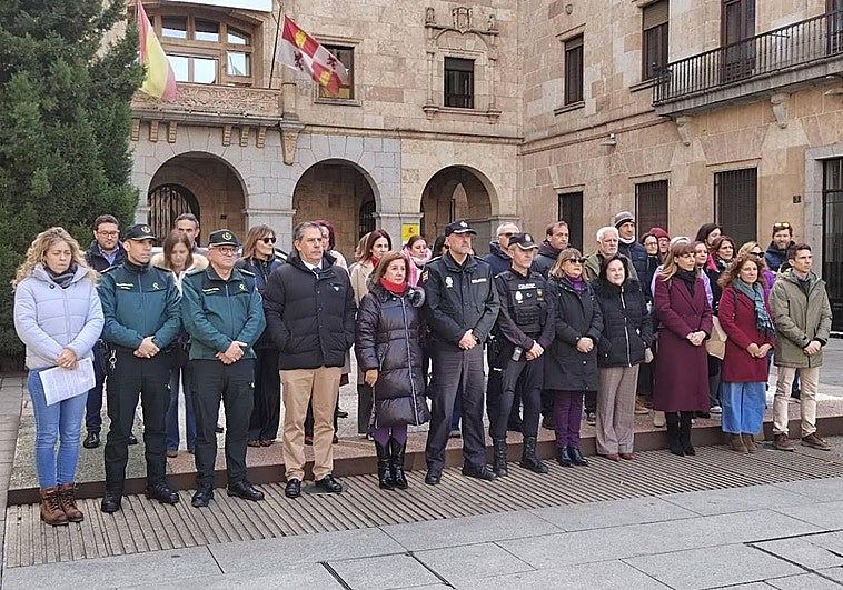 Minuto de silencio frente a la Subdelegación del Gobierno.