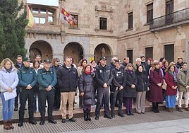 Minuto de silencio frente a la Subdelegación del Gobierno.