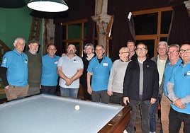 Imagen de los ganadores, con la presidenta del Casino Obrero (centro), acompañados por el resto de participantes en el torneo de billar.