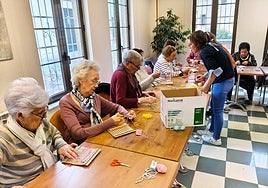 Algunos mayores de Carbajosa, participando en un taller textil.