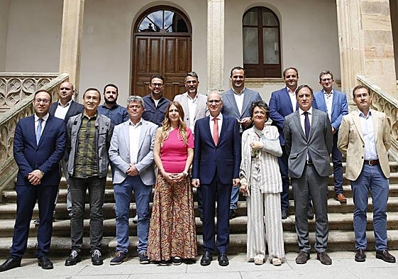 El presidente de la Diputación, con varios alcaldes de la provincia.