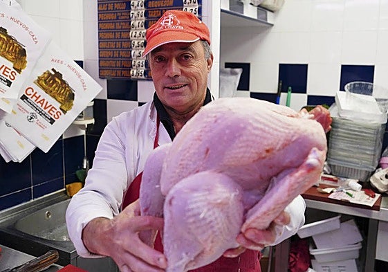 Emilio Chávez, mostrando un pavo.