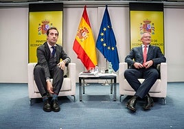 El ministro de Economía, Comercio y Empresa, Carlos Cuerpo (izquierda), y el secretario general de la OCDE, Mathias Cormann (derecha), presentan el 'Estudio Económico de España'.