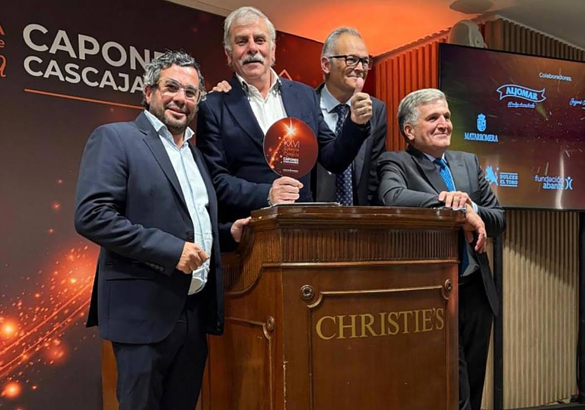 Germán Hernández, gerente de Casa Paca —segundo por la izquierda—, durante la subasta.