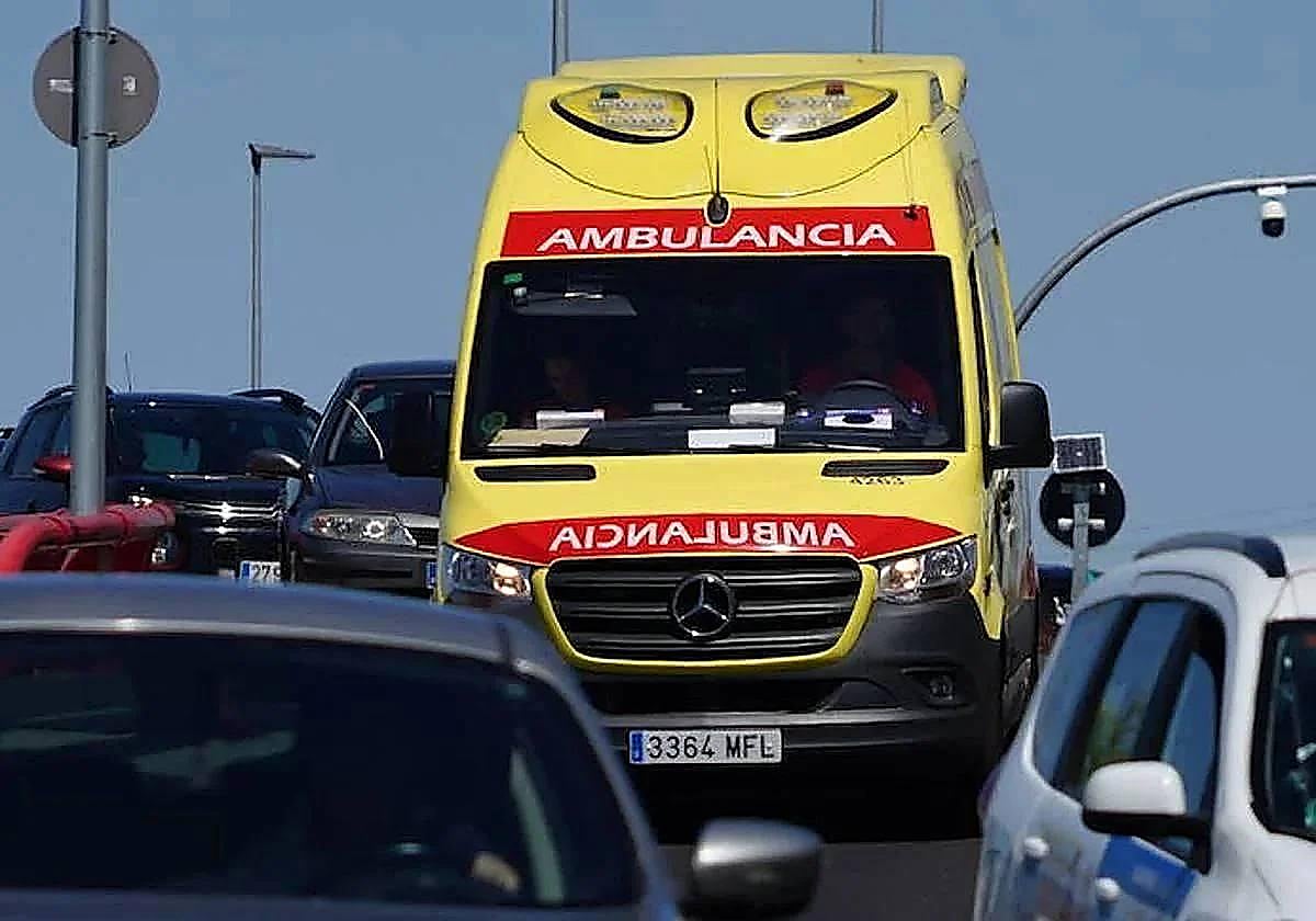Una ambulancia del Sacyl, circulando por la capital.