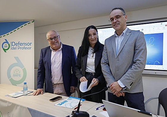 Guillermo Bueno, Pilar Gredilla y Jesús Niño, en la sede de ANPE Salamanca.