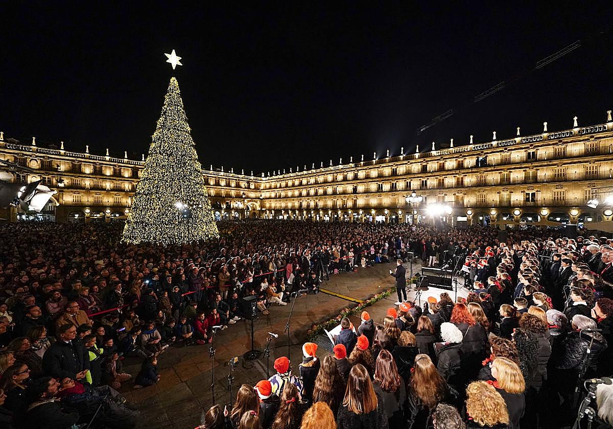 El encendido de las luces del año pasado, en una imagen compartida por el Ayuntamiento de Salamanca.