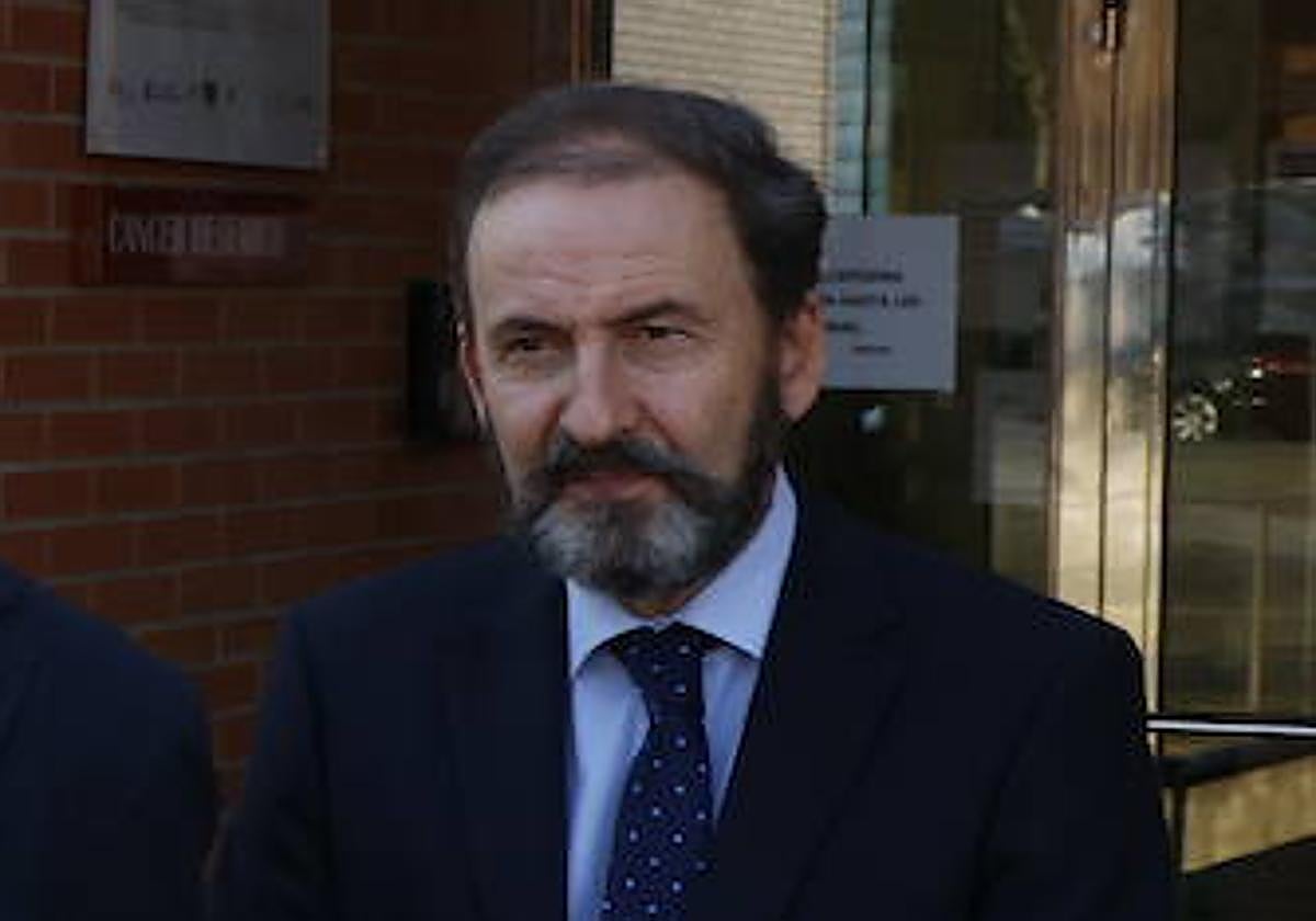 Alberto Orfao, en la entrada del Centro de Investigación del Cáncer.