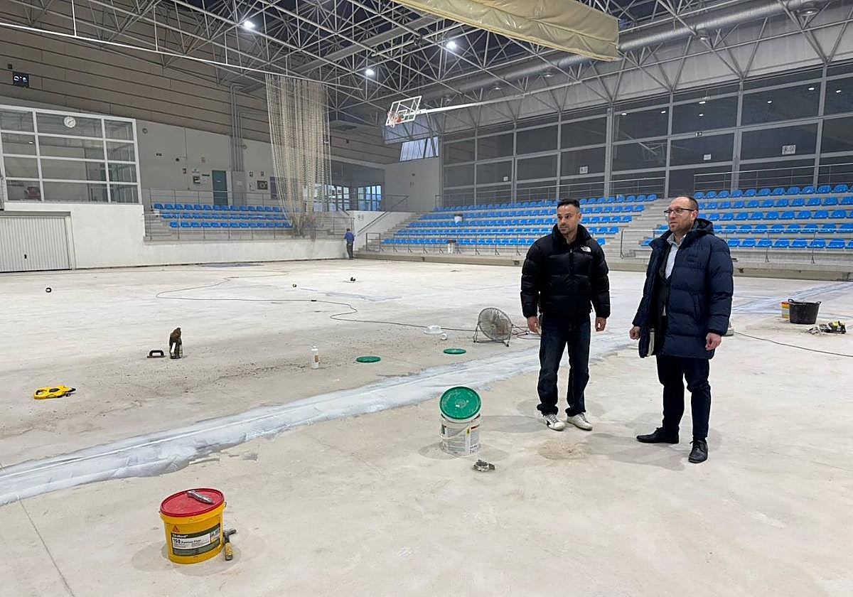 Ciudad Rodrigo renueva la pista del pabellón Eladio Jiménez