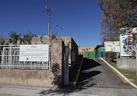 Entrada a uno de los puntos limpios de la ciudad.