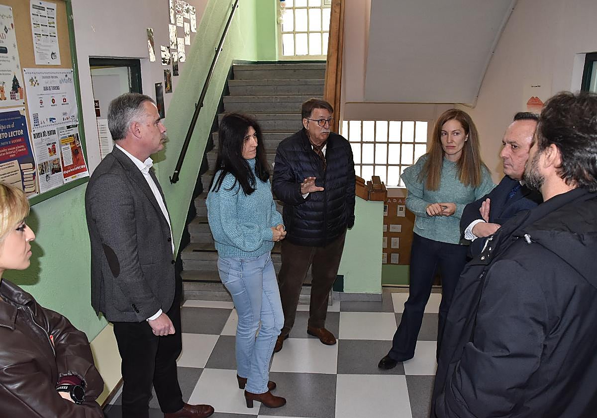 Imagen principal - Imágenes de la visita del viceconsejero al centro EPA de Béjar. 