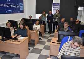 La directora del centro, María Mateos, con el viceconsejero de Transformación Digital, Luis Enrique Ortega, y el alcalde de Béjar, Antonio Cámara, con los alumnos de un curso sobre aplicaciones para móviles.