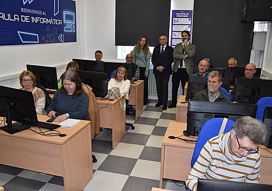 La directora del centro, María Mateos, con el viceconsejero de Transformación Digital, Luis Enrique Ortega, y el alcalde de Béjar, Antonio Cámara, con los alumnos de un curso sobre aplicaciones para móviles.