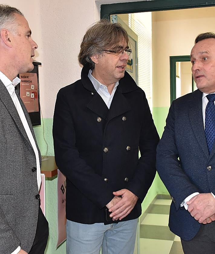 Imagen secundaria 2 - Imágenes de la visita del viceconsejero al centro EPA de Béjar. 