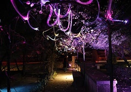 Imagen del Huerto de Calixto y Melibea con el decorado navideño.