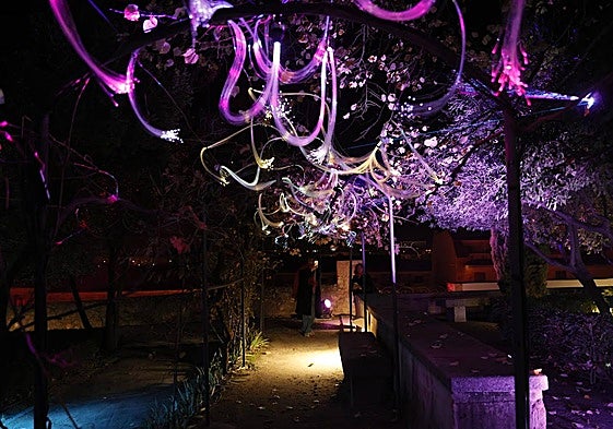 Imagen del Huerto de Calixto y Melibea con el decorado navideño.