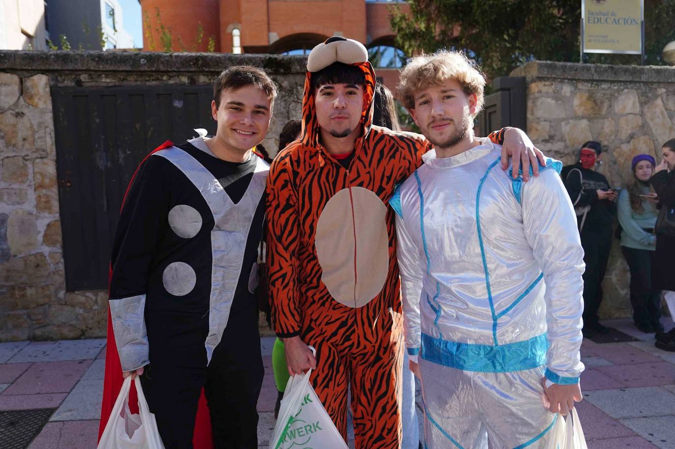 Los Minions, Winnie de Pooh y Mario Bros disfrutan de la fiesta en la Facultad de Educación