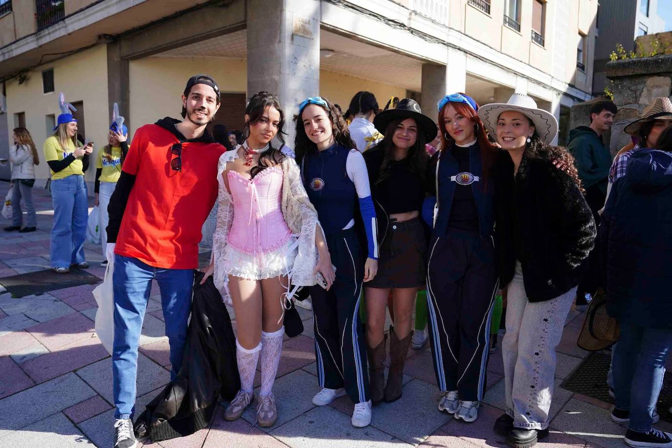 Los Minions, Winnie de Pooh y Mario Bros disfrutan de la fiesta en la Facultad de Educación