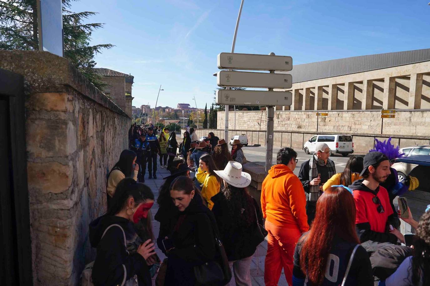 Los Minions, Winnie de Pooh y Mario Bros disfrutan de la fiesta en la Facultad de Educación