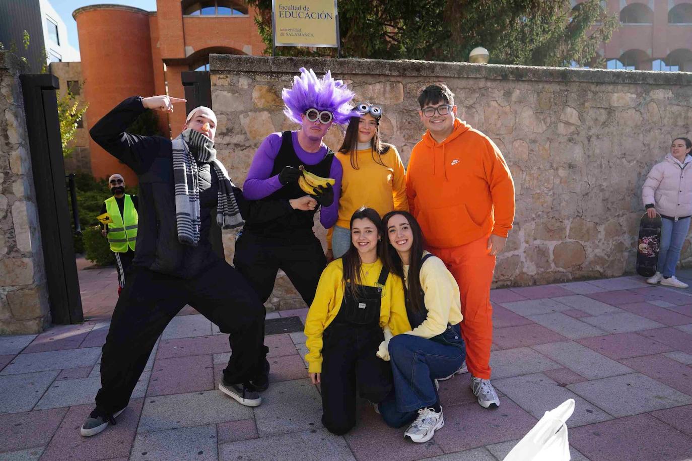 Los Minions, Winnie de Pooh y Mario Bros disfrutan de la fiesta en la Facultad de Educación