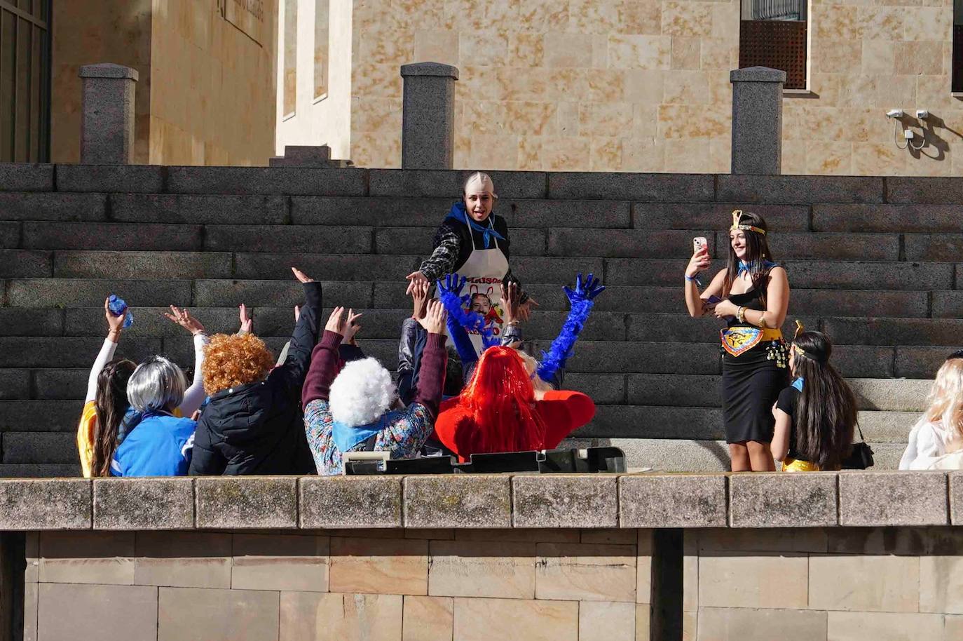 Los Minions, Winnie de Pooh y Mario Bros disfrutan de la fiesta en la Facultad de Educación