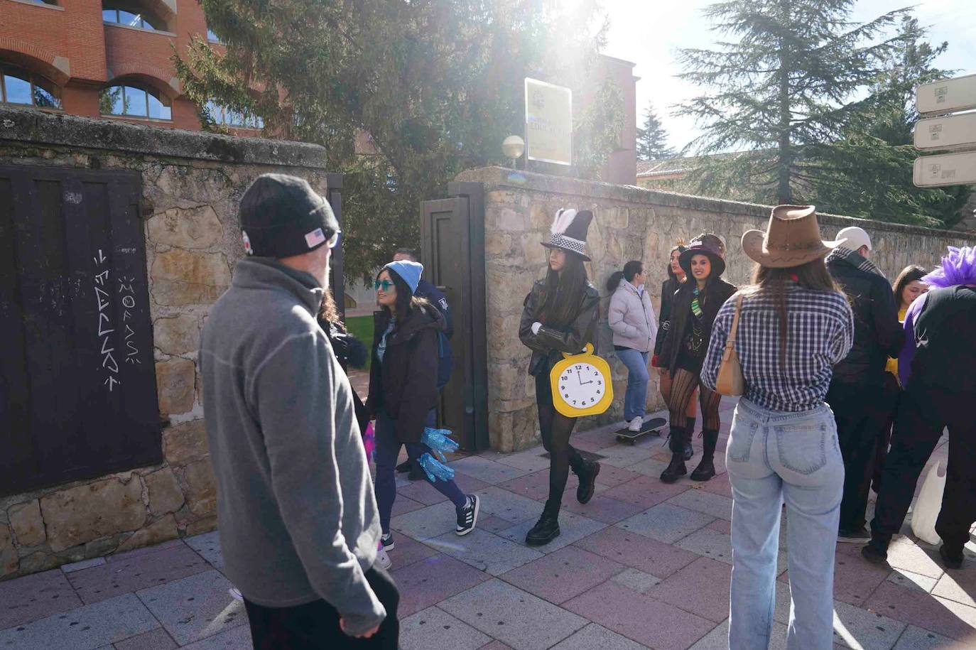 Los Minions, Winnie de Pooh y Mario Bros disfrutan de la fiesta en la Facultad de Educación