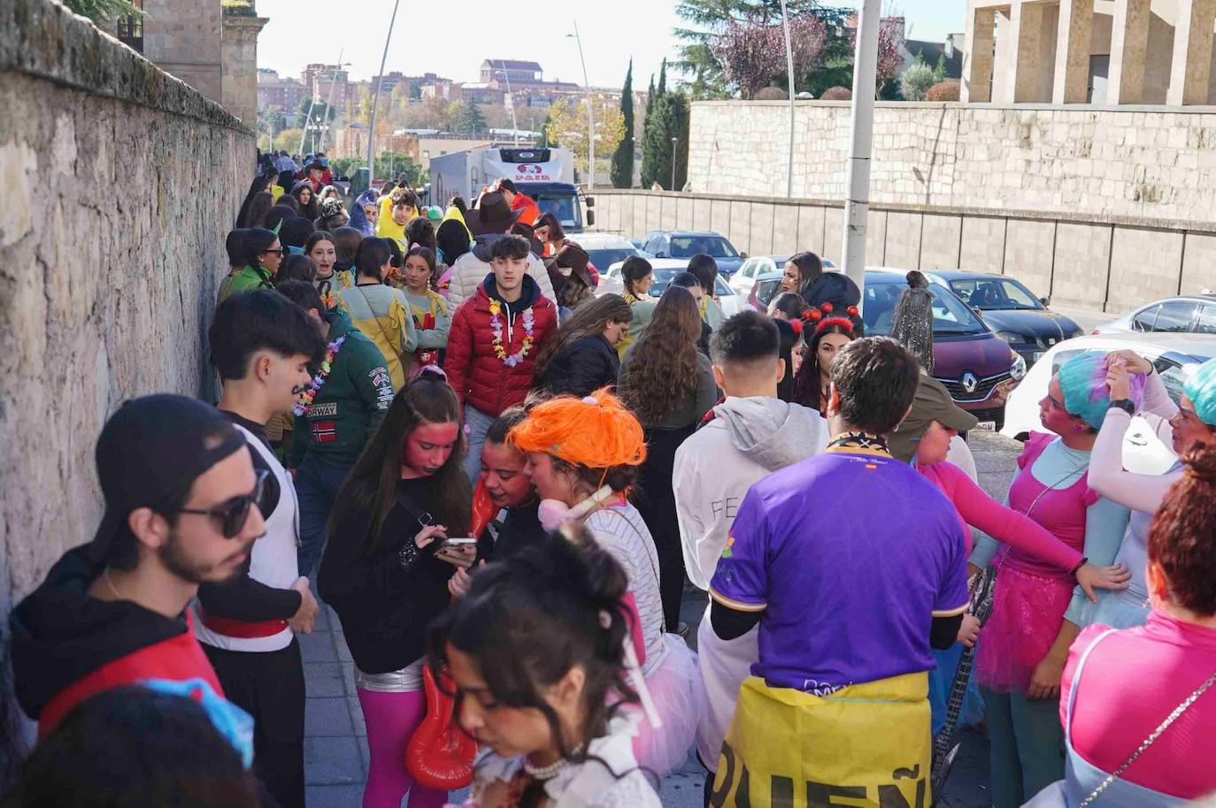Los Minions, Winnie de Pooh y Mario Bros disfrutan de la fiesta en la Facultad de Educación