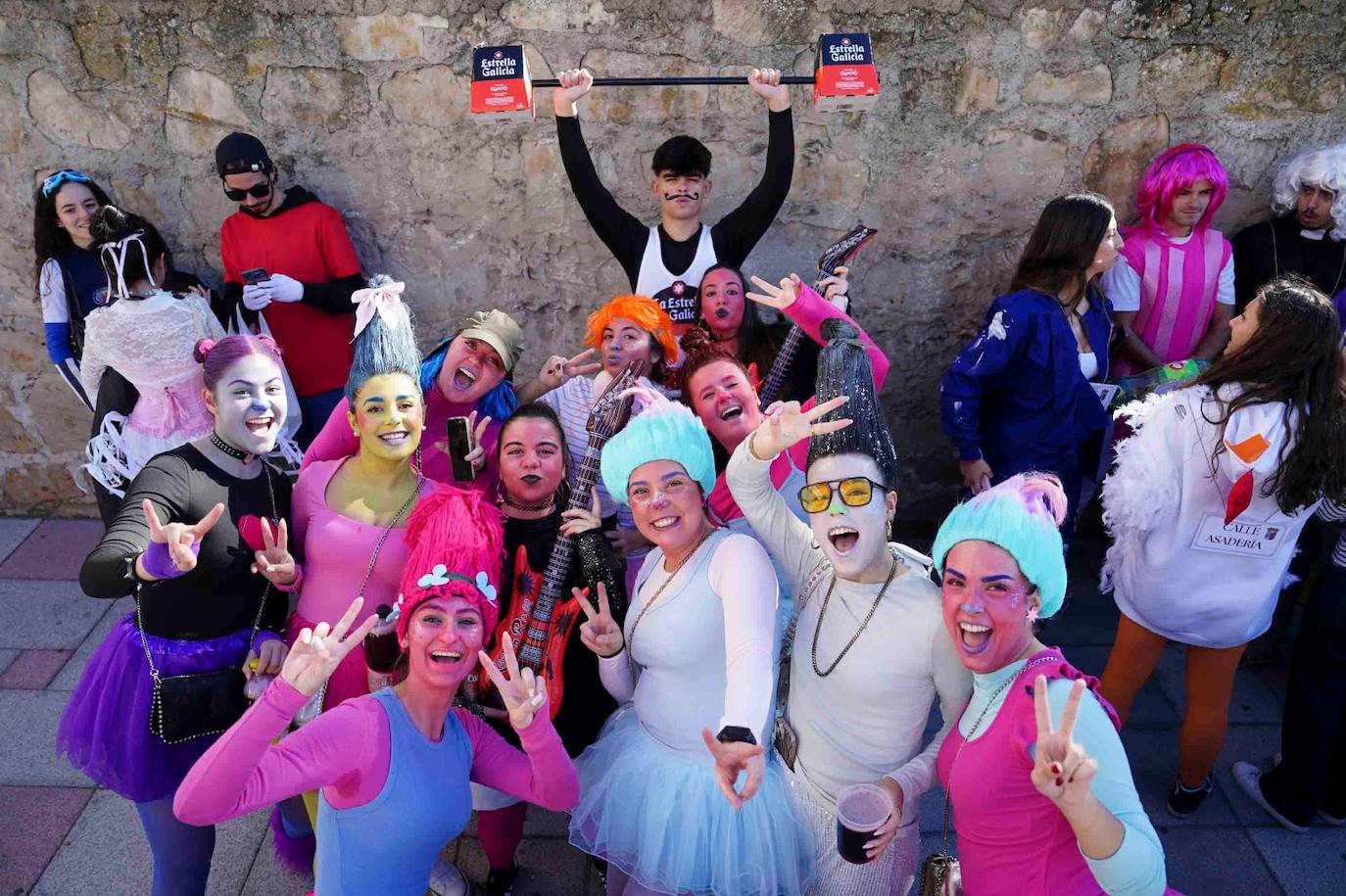 Los Minions, Winnie de Pooh y Mario Bros disfrutan de la fiesta en la Facultad de Educación