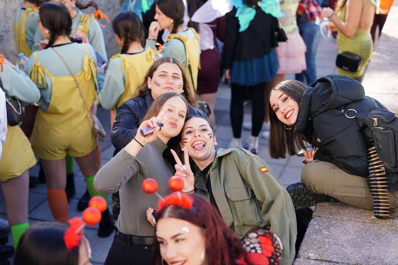 Los Minions, Winnie de Pooh y Mario Bros disfrutan de la fiesta en la Facultad de Educación
