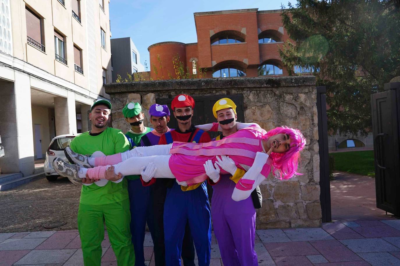 Los Minions, Winnie de Pooh y Mario Bros disfrutan de la fiesta en la Facultad de Educación