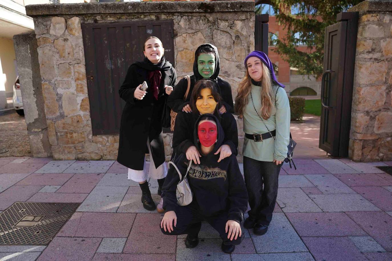 Los Minions, Winnie de Pooh y Mario Bros disfrutan de la fiesta en la Facultad de Educación