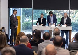 Sánchez en la firma del acuerdo entre Óscar López y los representantes de UGT y CSIF.