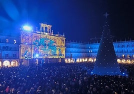 Ya es Navidad en Salamanca: así fue el espectacular encendido del árbol de la Plaza Mayor